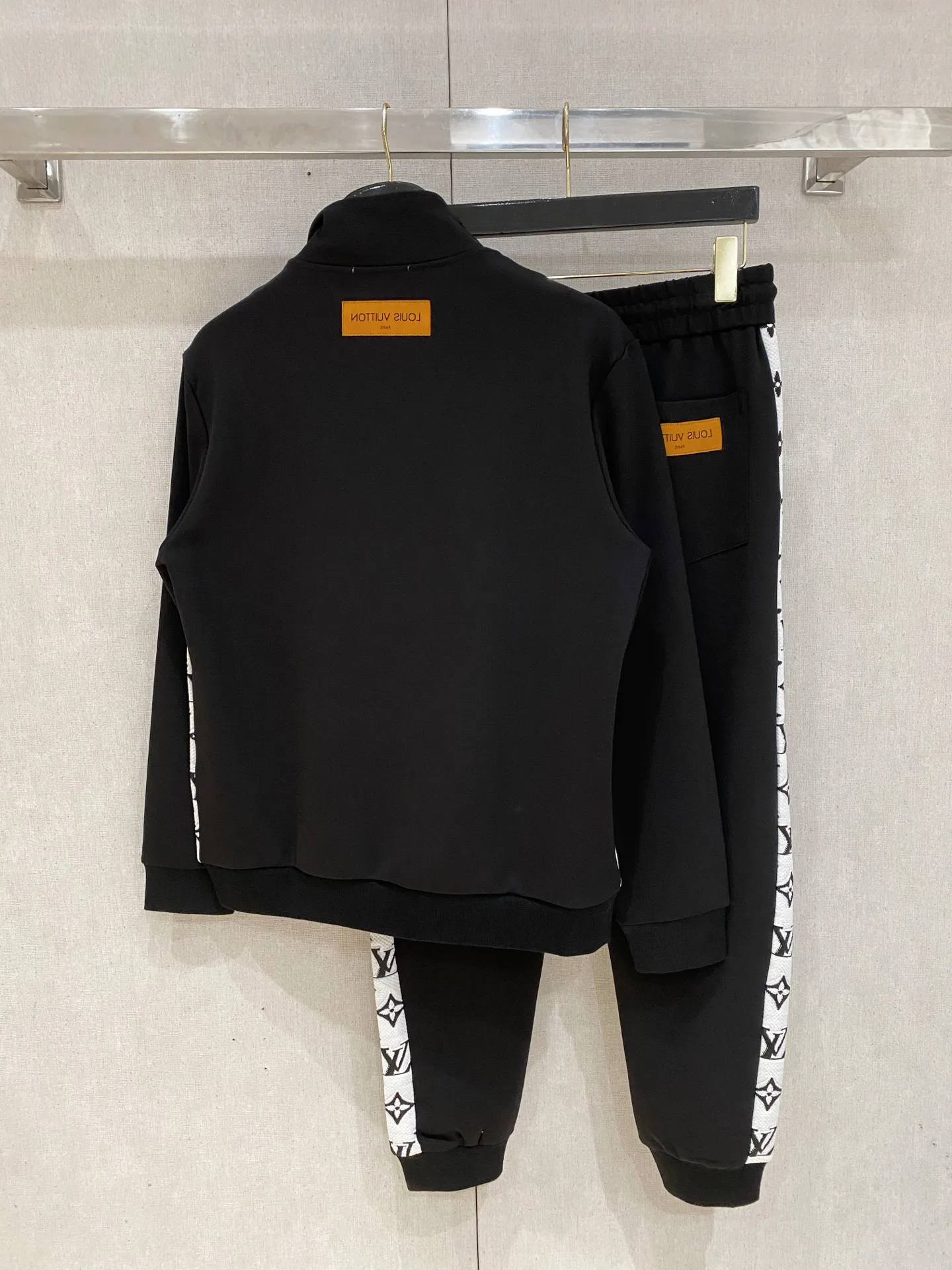 🅿️720 LV hot-selling suit is coming. Focus on the original version of the official website. 2025 new hot-selling cardigan suit. The original order is the best. 🇭🇰The meticulous work of top designers. It has a fitting and perfect upper body effect. All-natural high-quality Tencel Roman cotton 100%, close-fitting comfort, noble and elegant! Original hardware embodies elegance and nobility! Counter size: M-3XL (maximum wear up to 190 pounds)